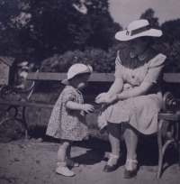 Vlasta Svobodová with her mother, ca. 1939