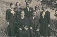 Grandparents Johann and Agnes Schnaubelt with their children Bertha, Elizabeth, Franz, Anna and Elfriede