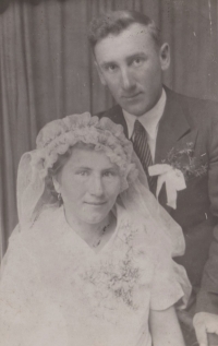 Rajisa's aunt Anna, née Golová, with her husband, Jaroslav Gol, born in Malín