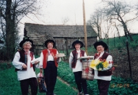 Lačnov, 80. léta, Marie Vařáková druhá zprava