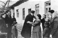 Nuri Sallaku se loučí s rodinou před odjezdem na studia do Prahy / Tirana / 1957