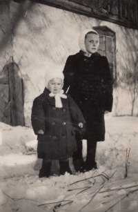 Rajisa Kamlerová with her cousin, last day in Volhynia before leaving for Czechoslovakia, 1947