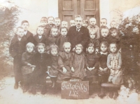 Božena, the mother of the witness, in a school photo from the first class in Tatobit (left next to the teacher), 1917 or 1918