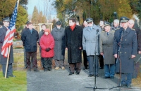 Miluška Ottová za Český svaz bojovníků za svobodu na vojenském hřbitově v Olomouci – Černovíře, židovský hřbitov, v černém kabátě tehdejší primátor Olomouce Martin Novotný