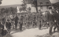 A procession in Horní Blatná in Krušné hory in 1923, which goes to lay the foundation stone of the monument to Master Jan Hus. At that time it was such a "Czech uprising" in the German borderlands, later Sudetenland. Jiří's great-grandfather Rudolf Kašpar is on the far right in the photo with a beard, feather on his hat and wearing a suit