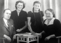 Zdeňka Pospíchalová (left) with her parents and sister