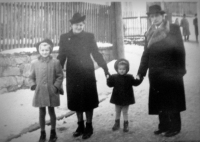 Zdeňka Pospíchalová with her parents and sister