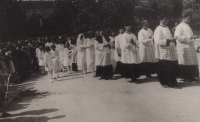 Procession to the first Mass from Předbor to the church in Luka by the new priest Karel Šindelář in 1942