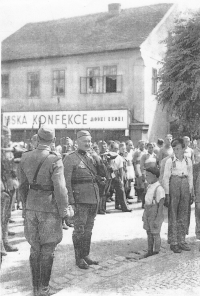 U četnické stanice v Úvalech, cca 1945, na fotce není nikdo, koho by Miroslav Martínek znal