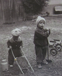 Syn a dcera Lydie a Miroslava Pospíchalových, cca 1969