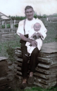 František Fiala's father-in-law, František Pavlíček, with his grandson Jiří Fiala in the summer of 1944 in Fiala's garden centre