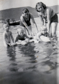 On the photo from the left: with brother Petr, cousin Karel, aunt Marie and mother on Berounka - Mokropsy