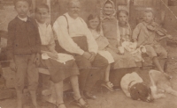 In the courtyard in the "Jewish house", Marie Valová - mother of the witness, in the bottom row, third from the left, Kroměříž