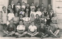 Marie Čálková (marked with a cross in the second row) on a class photograph, Bystřice, 1933