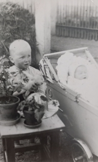 Marie Lukešová in a pram with her older brother Slávek, 1942