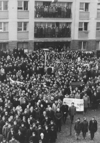 The event to rename the student dormitories of the VŠZ on Kohoutova Street to the Jan Palach dormitories. Witness second left from the upper left corner of the banner, 1969