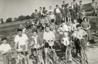 The second Večerka's Triangle, which was a children's named competition of cycling in the terrain behind the "humny" in Slavkov. Photos from 1955. 1st place Bajgar (No. 10), 2nd Jedlička (No. 11), 3rd Šina (No. 9), 4th Berger (No. 1), 5th Zemek (No. 8)