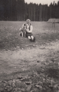 Teenage witness Elsa Reiminger Markgraf playing with her dog in Dolní Hut (Unterhütte)