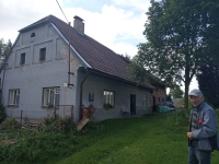 František Matějka in front of his birth house in Bystrec, no. 64, 2024