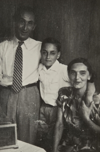 Witness with parents in Israel, 1950s