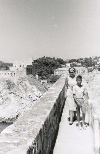 Se synem Zdeňkem na hradbách v Dubrovniku, léto 1965