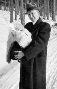 Witness with her father, Montace forest near Náchod, 1 February 1942