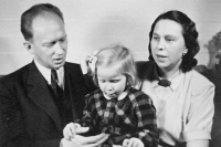 Witness with her parents, ca. 1945