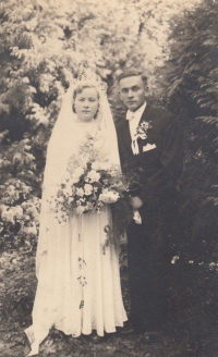 Witness's parents' wedding photo, Evženie née Bartošová and Mikuláš Liščinka, Maršíkov, 1947