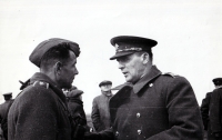 Heliodor Píka (right) in conversation with then General Staff Captain Vilém Sacher, Head of Staff of the 2nd Czechoslovak Independent Paratroop Brigade in the USSR. The photo dates back to the first half of 1944, probably 26 April 1944 when the brigade received its battle standard. Zdenko Maršálek, Institute for Contemporary History of the CAS