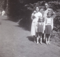 Leopoldina Čermáková with her husband and daughters on a trip in Hřensko