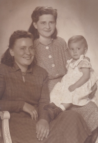 Leopoldina Čermáková with her daughter Venuše (on her lap), Mimoň, 13 May 1951