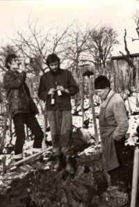 1974 Digging a vineyard with his friend and grandfather František Záleský / Mutěnice 