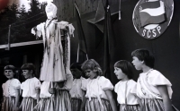 Performance Opening the wells, which Marie Prchalová rehearsed with children