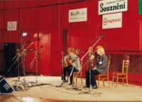 Romana Maříková (left) with guitar in 1998