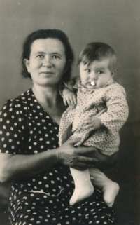 Babička Maria Andreevna Kozlová (ur. Šepel) se Sašou Kozlovem v náručí, Debalcevo, 1962.