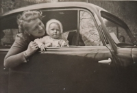 Marcela Pustinová with her mother in the family Tatra car in 1941