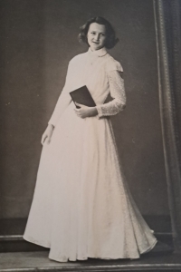 Marcela Pustinová at confirmation in Plzeň, 1953