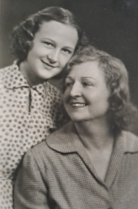 Marcela Pustinová with her mother in 1952