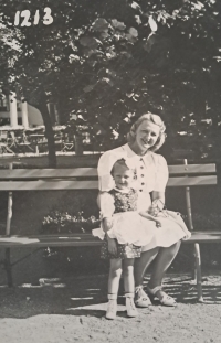 Marcela Pustinová aged about three with her mother