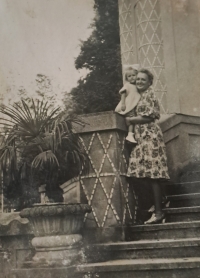 Marcela Pustinová at the age of three with her mother in Trenčianske Teplice