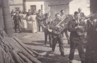 Wedding procession, Heřmaničky, March 29, 1948