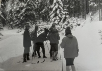 Dagmar Pavlíková cross-country skiing with friends