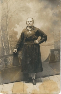 Anna Strnadová's grandmother Anna Bartošová, née Fricová, in Horodiště in Volhynia; undated (estimated 1930s)