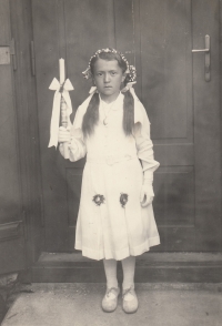 Witnes Elsa Reiminger Markgraf standing in front of the church in Rybnik