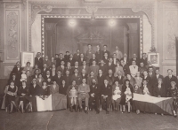 The Czechoslovak Society in the French town of Oissel, in the front row, third from the right, František Kroupa (father) with the witness on his lap, then her older sister Božena, mother Božena on with sister Helena on the lap. In the fourth row, fifth from the right, older brother František, who died in a concentration camp