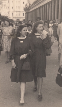 Zdeňka Fučíková with her sister Helena in Františkovy Lázně, 1947