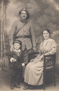 František Kroupa, father of the witness, in his legionary uniform, pictured with his wife and son, after his return from the First World War in 1919