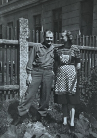 Mum Vlasta Trávníčková with an American soldier in Blatná, 1945