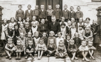 School photos of pupils of the Primary School in Skřipov. Jarmila Chovancová is standing in the third row from the bottom second from the left in a black dress with dark hair. The photo also shows the head teacher Richter, 1937