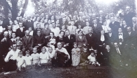 Photographs of the whole family on the occasion of the departure of aunt Vera, married name Toušková, to Canada. Seated on the ground on the left are Ludmila, sister of the witness, and Emílie, Volhynia, 1938